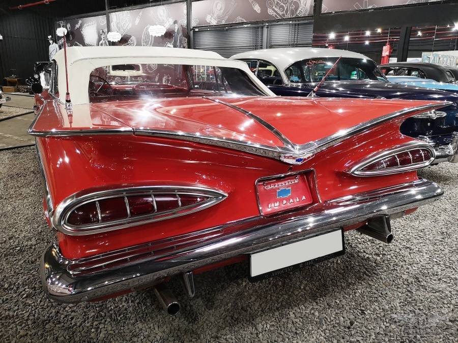 ретро автомобиль Chevrolet Impala Convertible 1959 год выпуска 