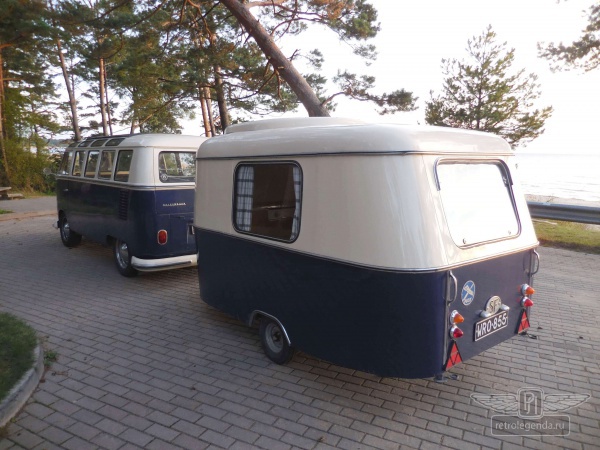 ретро автомобиль Volkswagen T1 Samba Bus 1966 год выпуска 