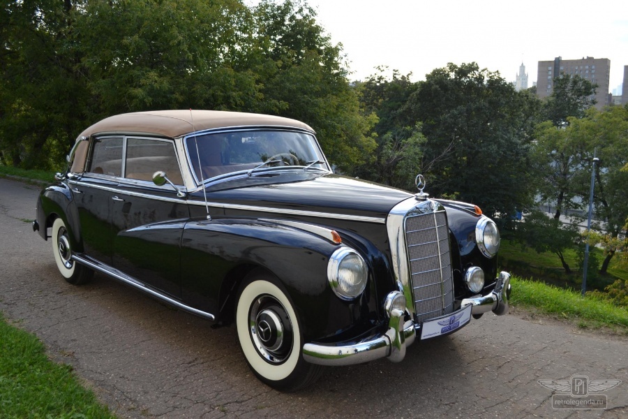 ретро автомобиль Mercedes-Benz 300 Cabriolet 1953 год выпуска 