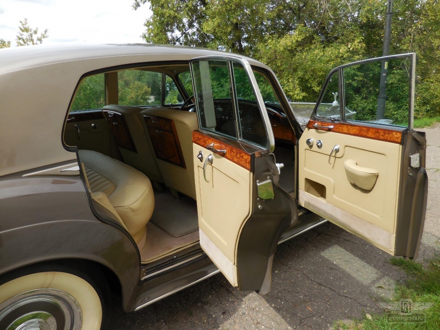 ретро автомобиль ROLLS-ROYCE SILVER CLOUD 1960 год выпуска 
