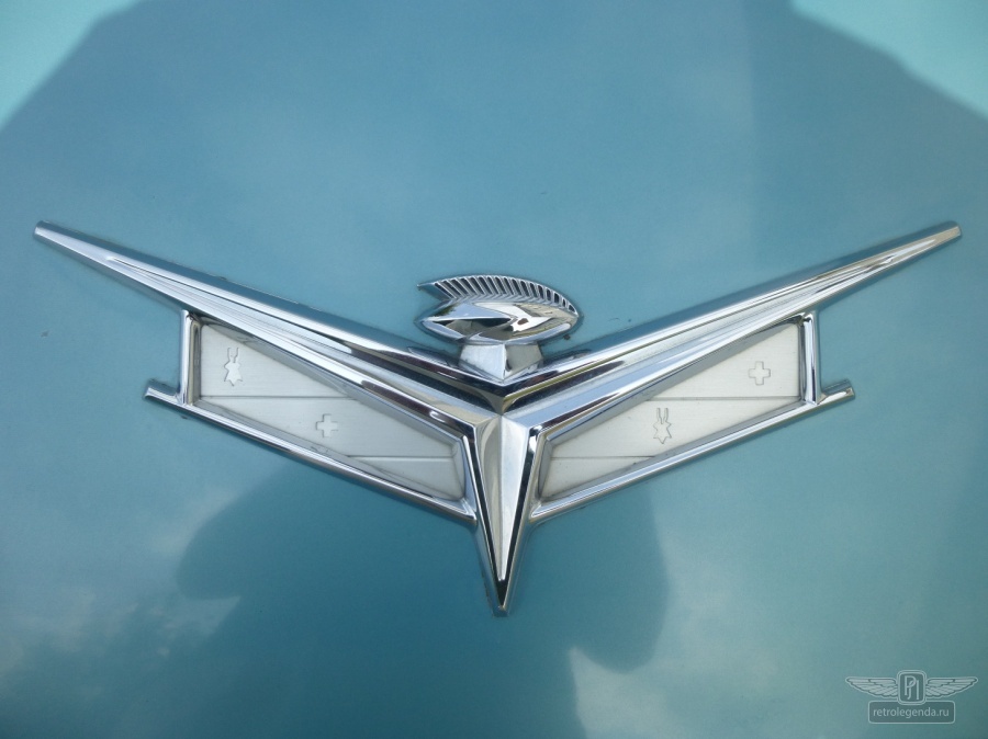 ретро автомобиль Buick LeSabre Coupe 1959 год выпуска 