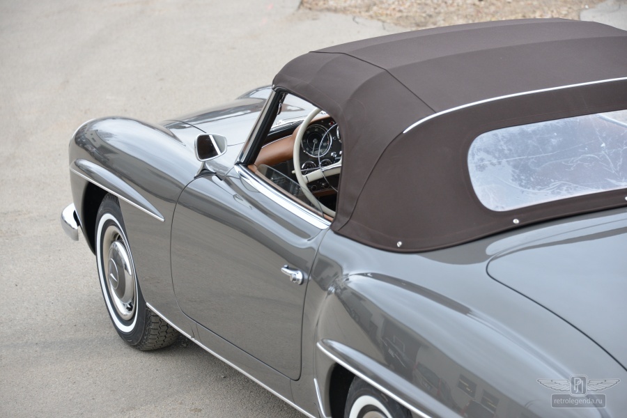 ретро автомобиль Mercedes-Benz 190SL 1960 год выпуска 