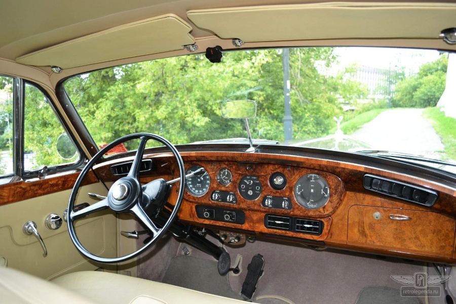 ретро автомобиль ROLLS-ROYCE SILVER CLOUD 1960 год выпуска 