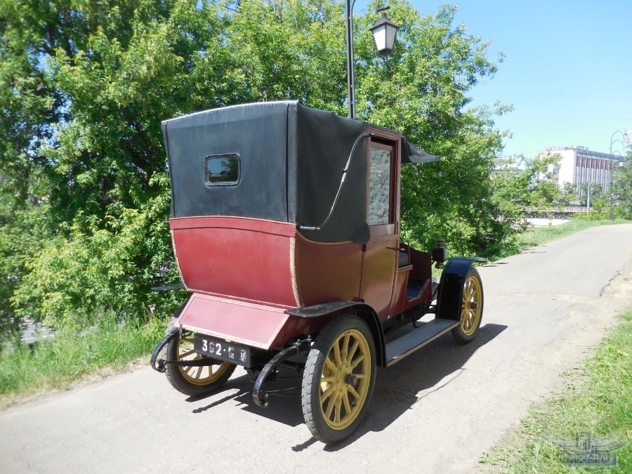 ретро автомобиль Renault AG-1 Taxi de la Marne 1909 год выпуска 