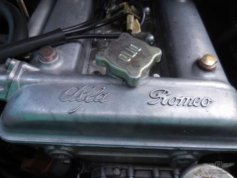 ретро автомобиль Alfa Romeo Giulia Spider Pininfarina  1963 год выпуска 