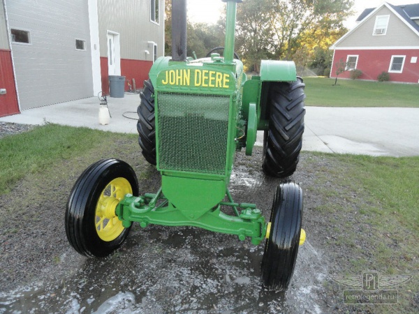 ретро автомобиль John Deere 'AR' 1935 год выпуска 
