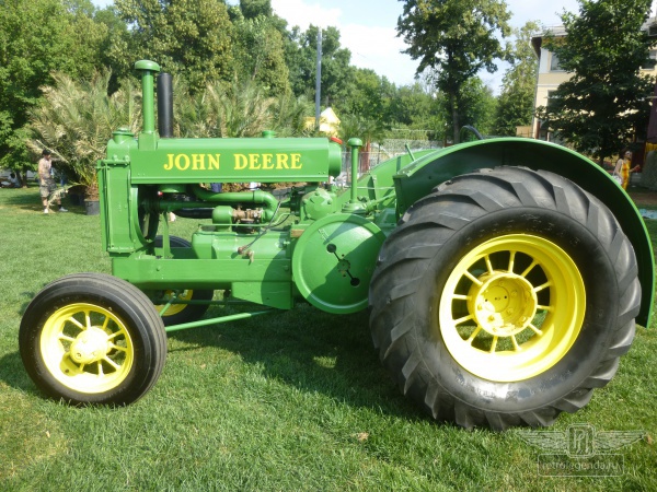 ретро автомобиль John Deere 'AR' 1935 год выпуска 