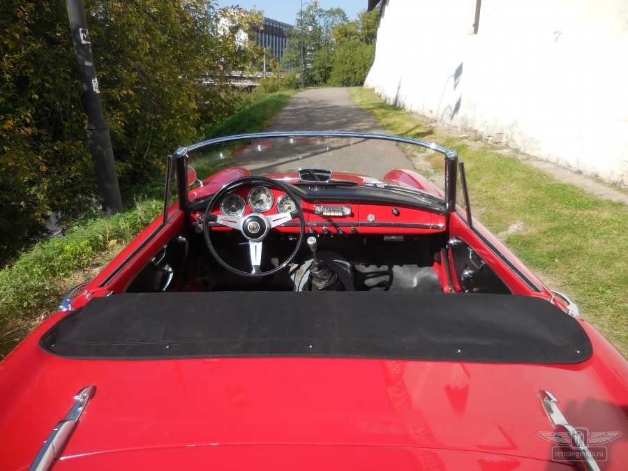 ретро автомобиль Alfa Romeo Giulia Spider Pininfarina  1963 год выпуска 
