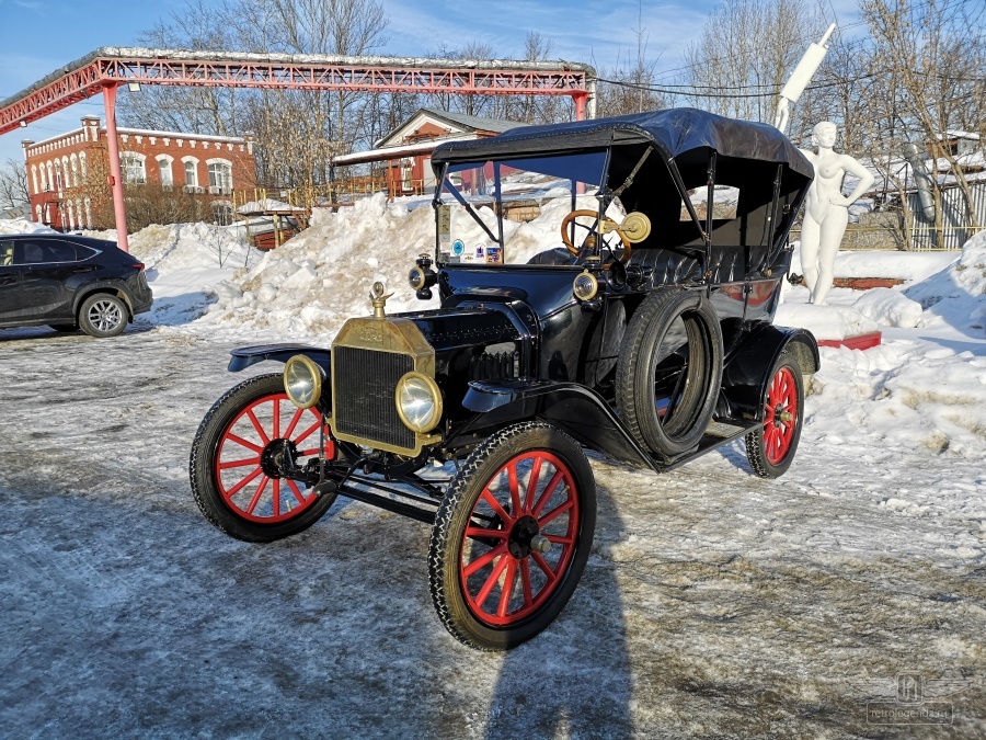 ретро автомобиль Ford model T Touring Phaeton 1916 год выпуска 