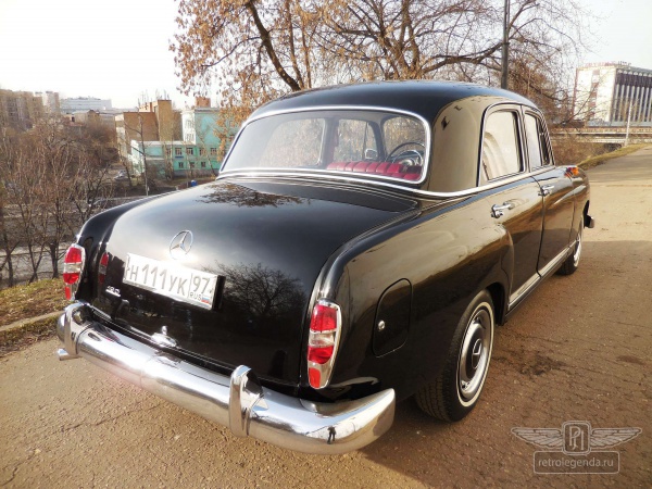 ретро автомобиль Mercedes-Benz 190B 1960 год выпуска 