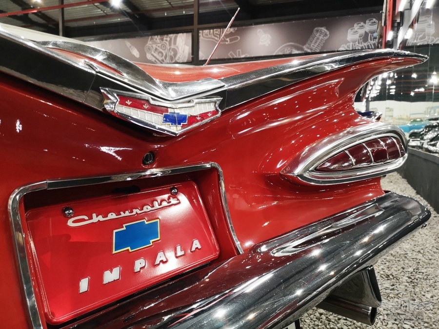ретро автомобиль Chevrolet Impala Convertible 1959 год выпуска 