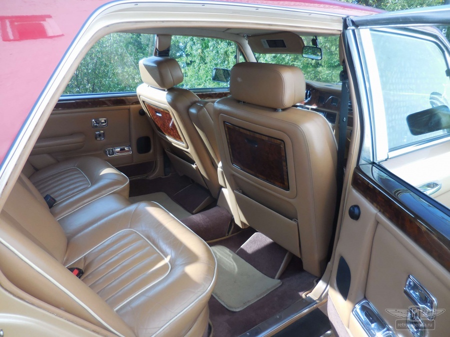 ретро автомобиль Rolls Royce Silver Spur Series 1 1986 год выпуска 