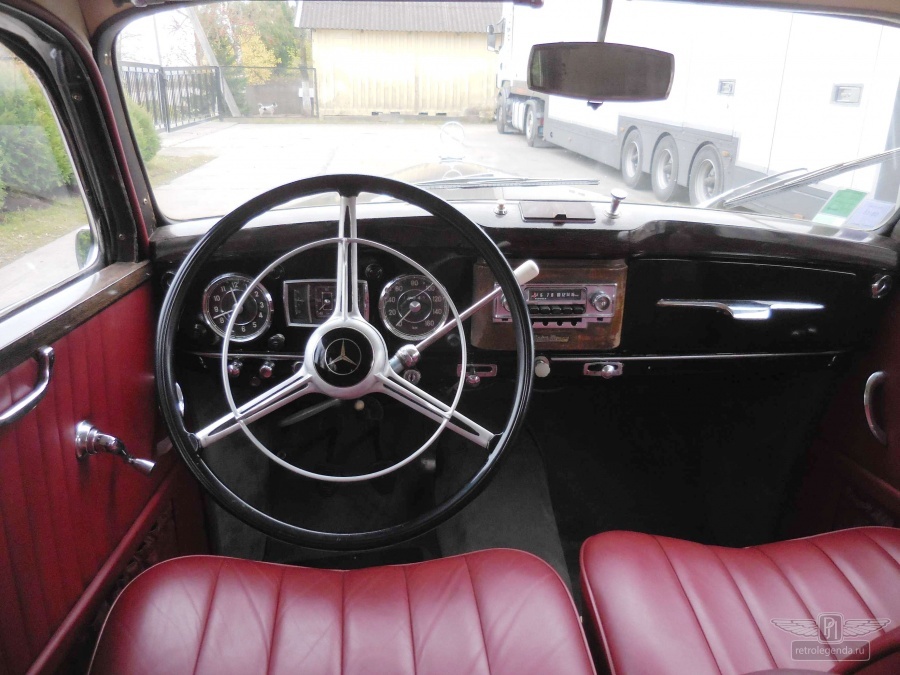 ретро автомобиль Mercedes-Benz 220 Berline Export 1953 год выпуска 