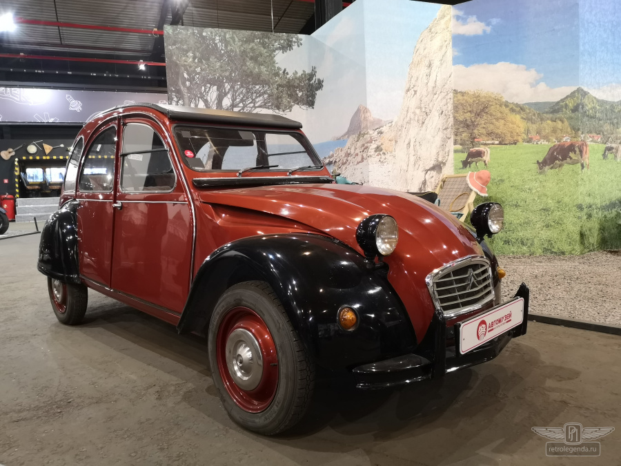 ретро автомобиль Citroen 2CV 1975 год выпуска 