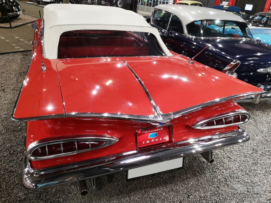 ретро автомобиль Chevrolet Impala Convertible 1959 год выпуска 