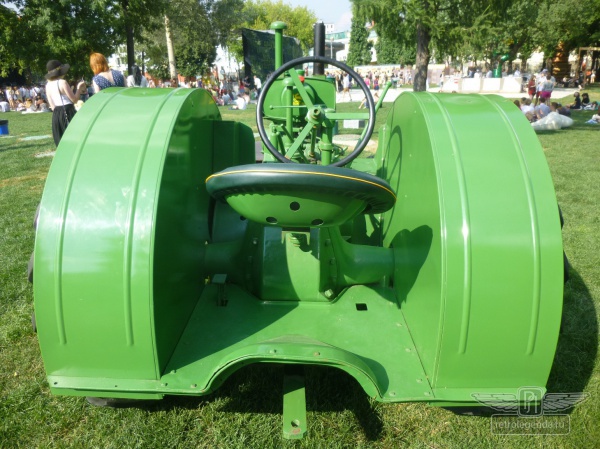 ретро автомобиль John Deere 'AR' 1935 год выпуска 