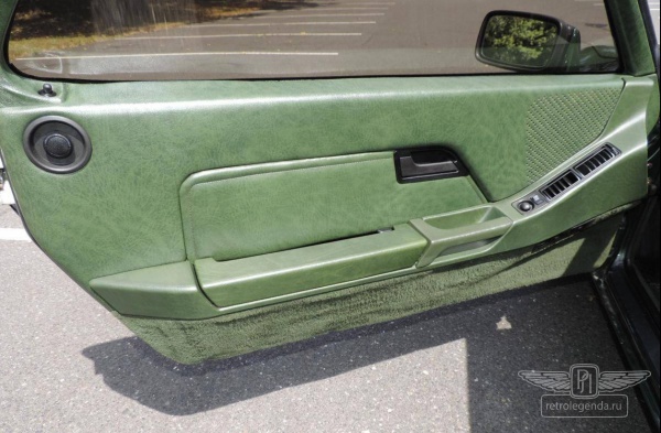 ретро автомобиль Porsche 928 1979 год выпуска 