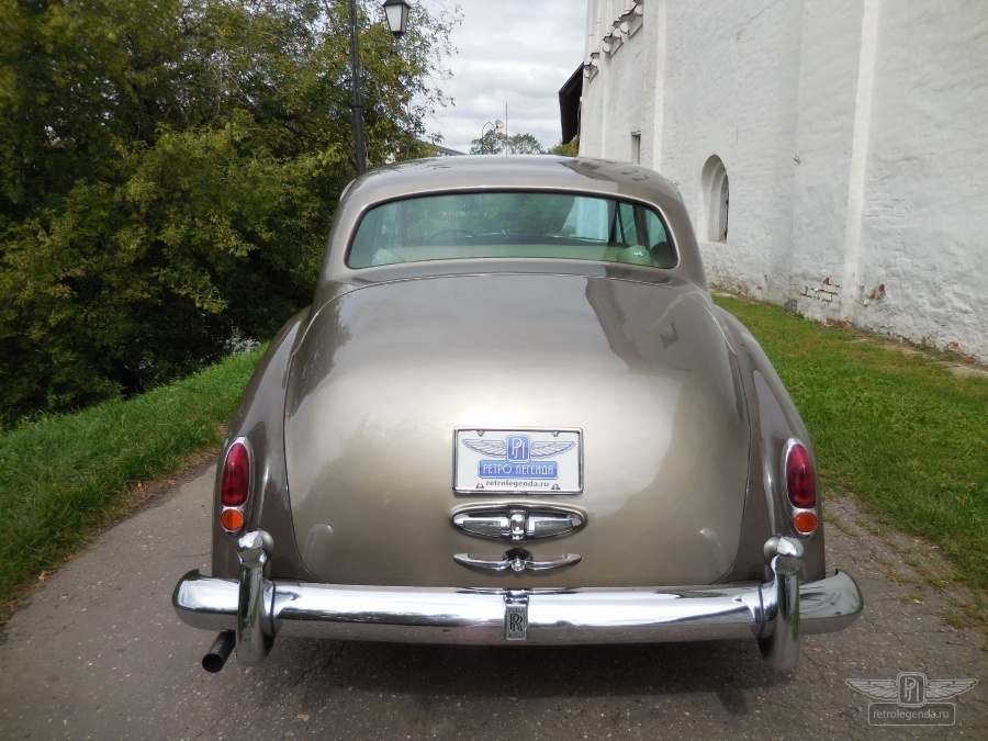 ретро автомобиль ROLLS-ROYCE SILVER CLOUD 1960 год выпуска 