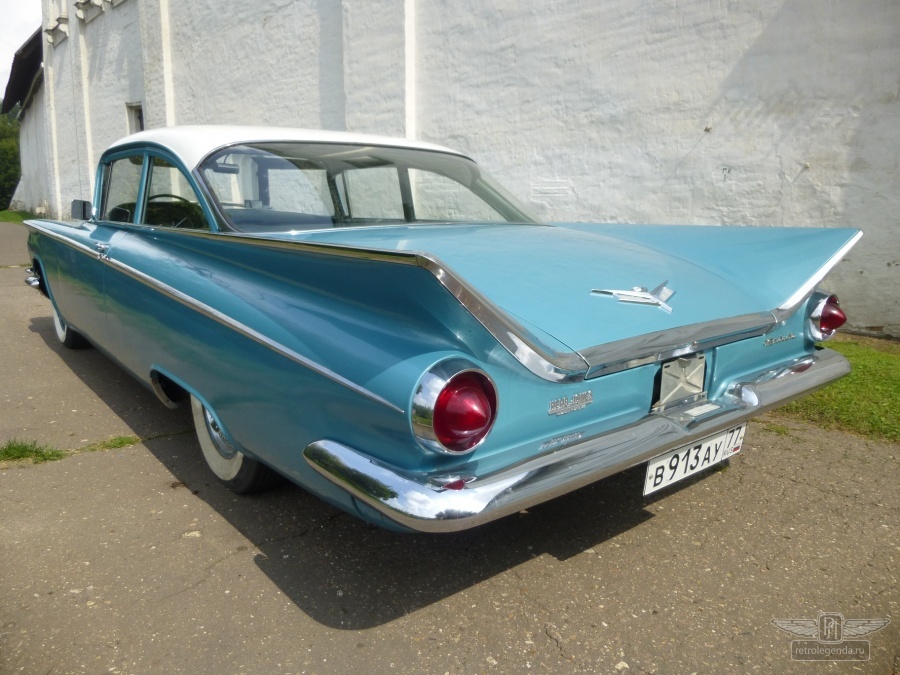 ретро автомобиль Buick LeSabre Coupe 1959 год выпуска 