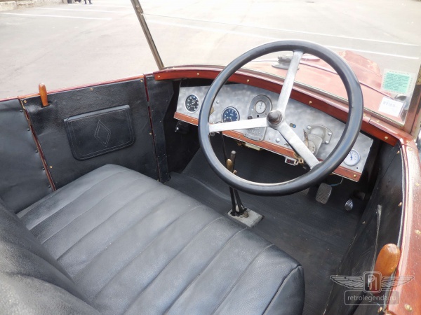 ретро автомобиль Renault NN 1926 год выпуска 
