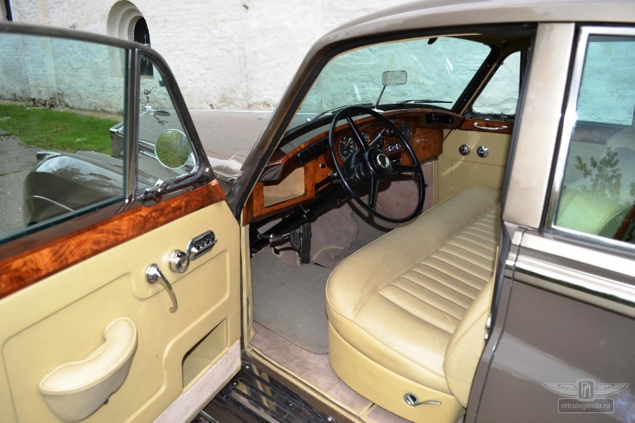 ретро автомобиль ROLLS-ROYCE SILVER CLOUD 1960 год выпуска 