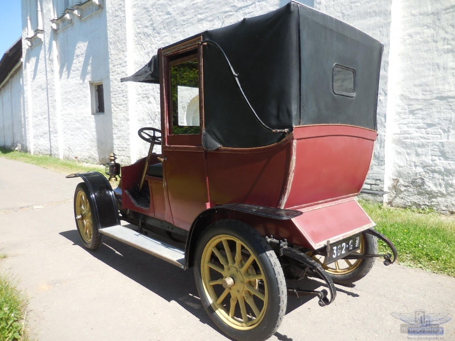 ретро автомобиль Renault AG-1 Taxi de la Marne 1909 год выпуска 