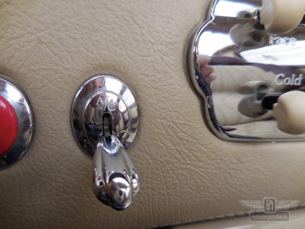ретро автомобиль Nissan Figaro 1991 год выпуска 