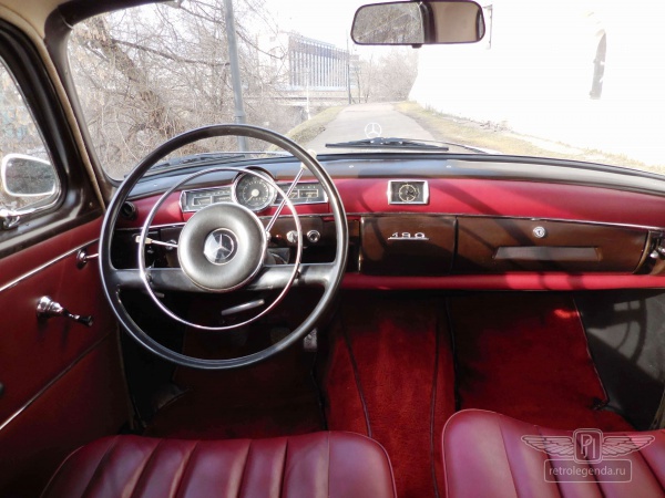 ретро автомобиль Mercedes-Benz 190B 1960 год выпуска 