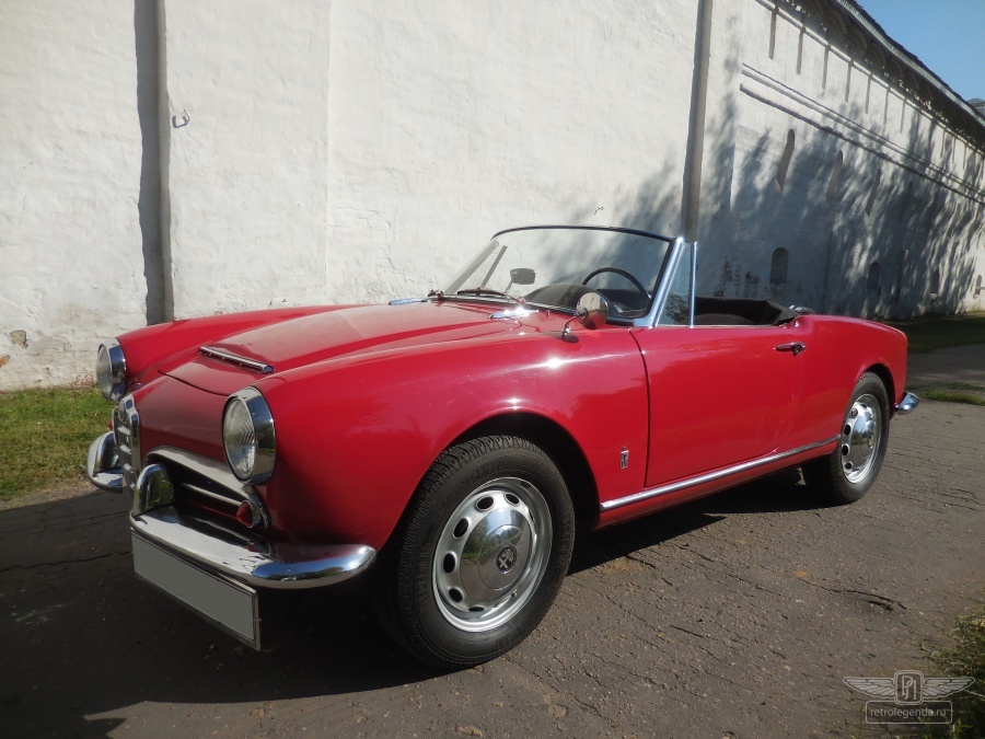 ретро автомобиль Alfa Romeo Giulia Spider Pininfarina  1963 год выпуска 