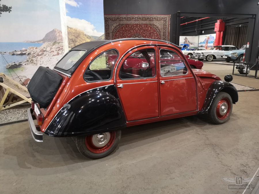 ретро автомобиль Citroen 2CV 1975 год выпуска 