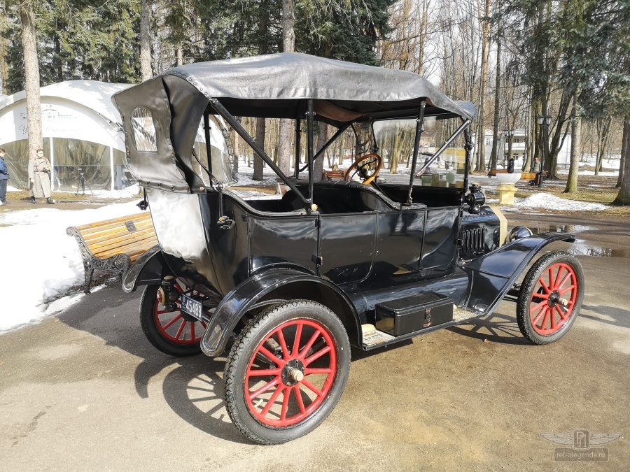 ретро автомобиль Ford model T Touring Phaeton 1916 год выпуска 