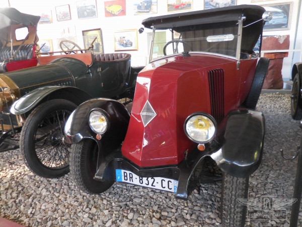 ретро автомобиль Renault NN 1926 год выпуска 