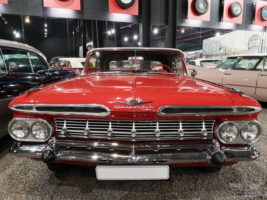 ретро автомобиль Chevrolet Impala Convertible 1959 год выпуска 