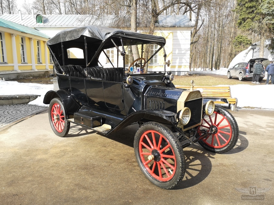 ретро автомобиль Ford model T Touring Phaeton 1916 год выпуска 
