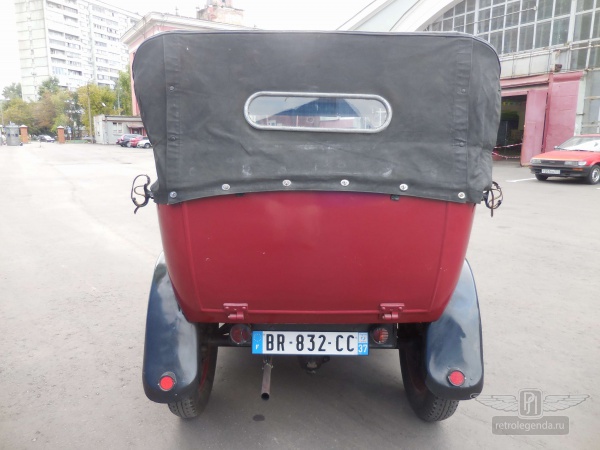 ретро автомобиль Renault NN 1926 год выпуска 