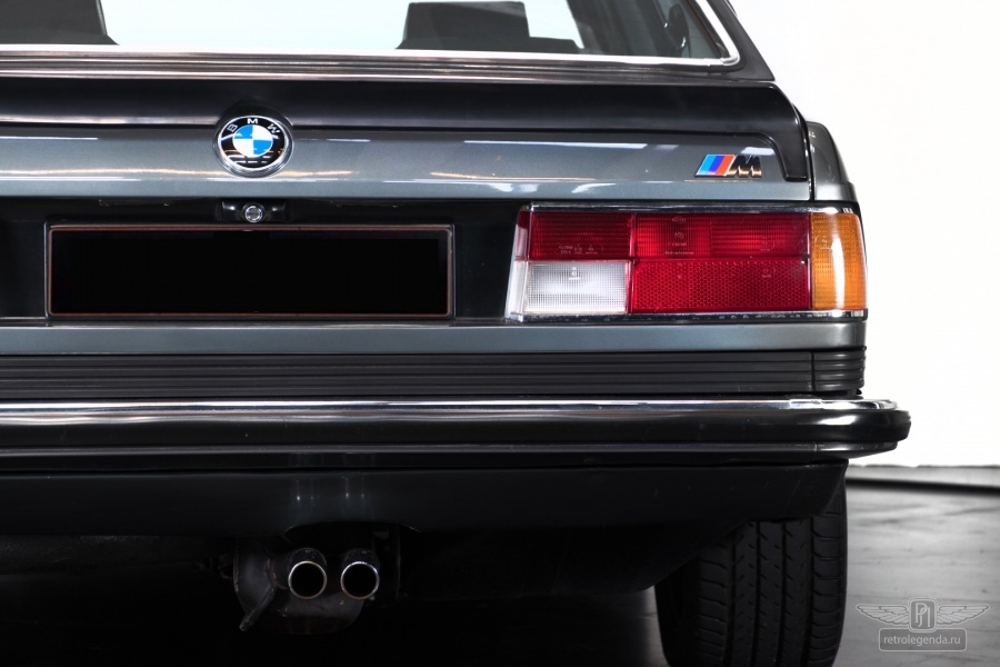 ретро автомобиль BMW 635CSi M 1985 год выпуска 