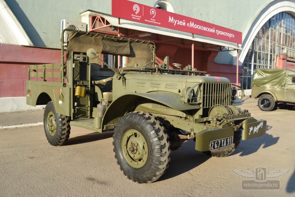 ретро автомобиль Dodge WC52 1942 год выпуска 