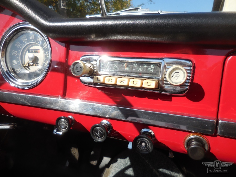 ретро автомобиль Alfa Romeo Giulia Spider Pininfarina  1963 год выпуска 