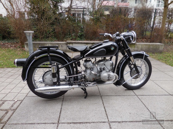 ретро автомобиль BMW R51/2 1952 год выпуска 