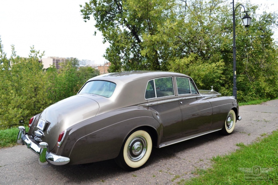 ретро автомобиль ROLLS-ROYCE SILVER CLOUD 1960 год выпуска 