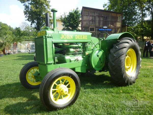 ретро автомобиль John Deere 'AR' 1935 год выпуска 