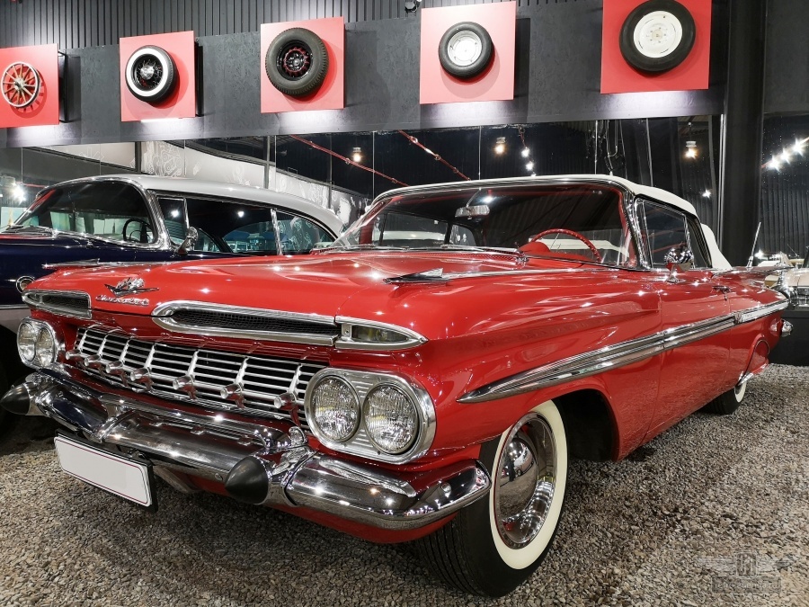 ретро автомобиль Chevrolet Impala Convertible 1959 год выпуска 