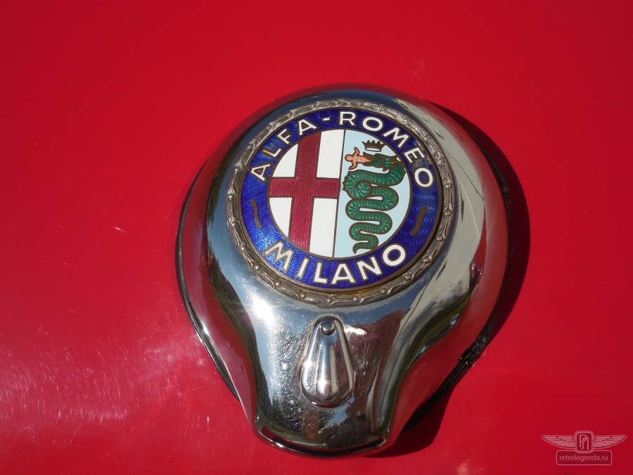 ретро автомобиль Alfa Romeo Giulia Spider Pininfarina  1963 год выпуска 