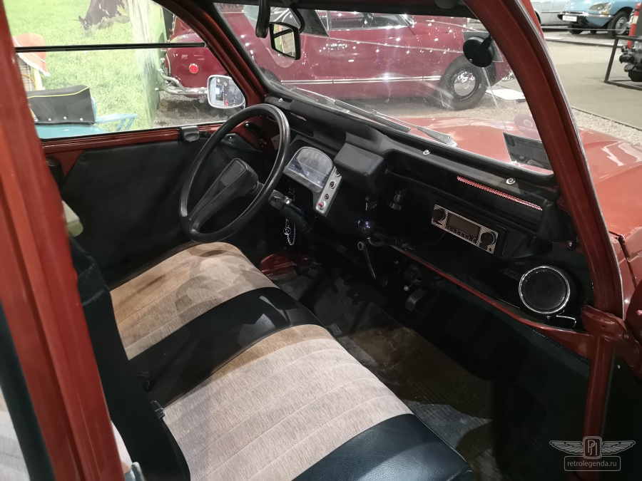 ретро автомобиль Citroen 2CV 1975 год выпуска 