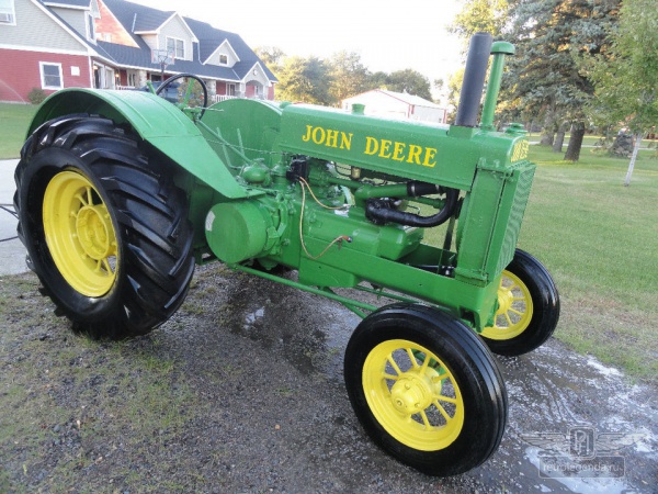 ретро автомобиль John Deere 'AR' 1935 год выпуска 