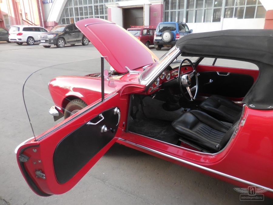 ретро автомобиль Alfa Romeo Giulia Spider Pininfarina  1963 год выпуска 