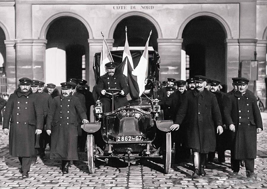 ретро автомобиль Renault AG-1 Taxi de la Marne 1909 год выпуска 