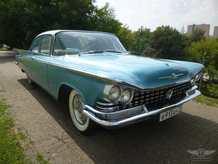 ретро автомобиль Buick LeSabre Coupe 1959 год выпуска 