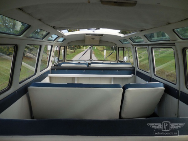 ретро автомобиль Volkswagen T1 Samba Bus 1966 год выпуска 