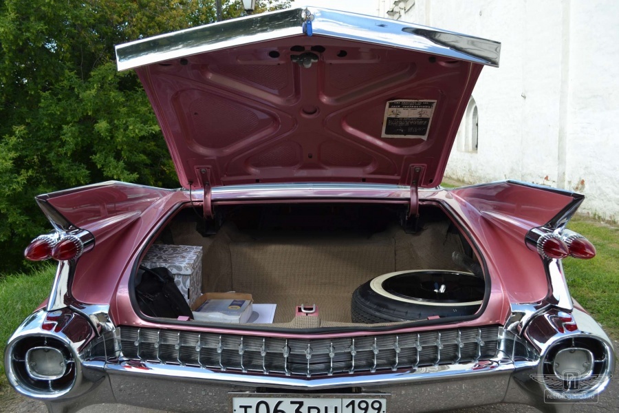ретро автомобиль Cadillac DeVille Coupe 1959 год выпуска 
